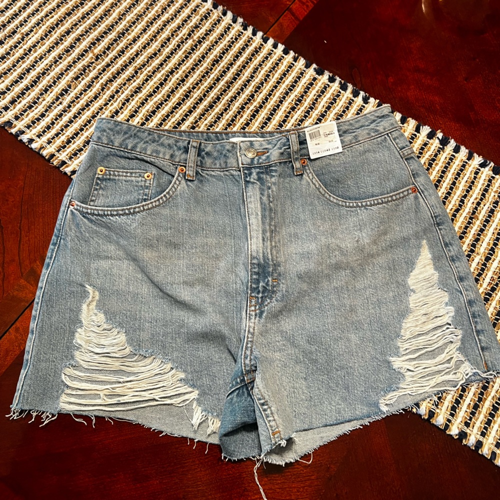 Cute denim ripped shorts